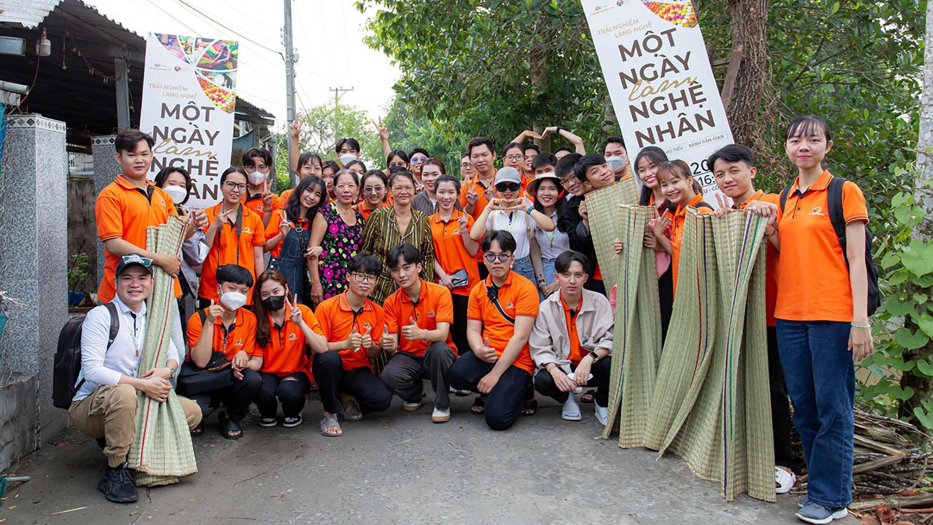 Sinh viên FPTU Cần Thơ lan tỏa giá trị văn hóa truyền thống Nam Bộ - Một ngày làm nghệ nhân "chân chính"
