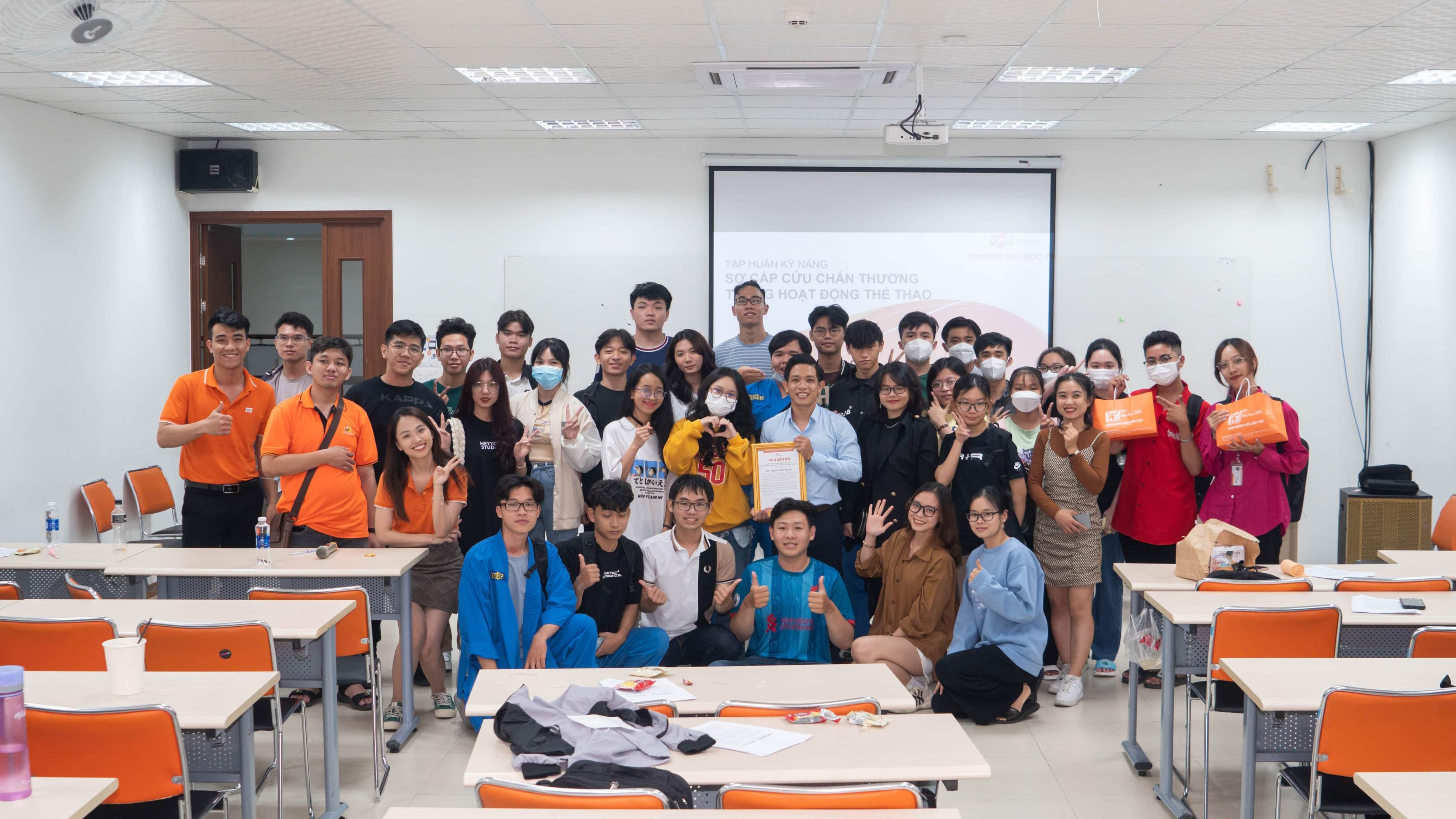 Sinh viên Đại học FPT hào hứng tham gia tập huấn trang bị kiến thức về sơ cứu chấn thương cùng Bác sĩ Nguyễn Tấn Thành