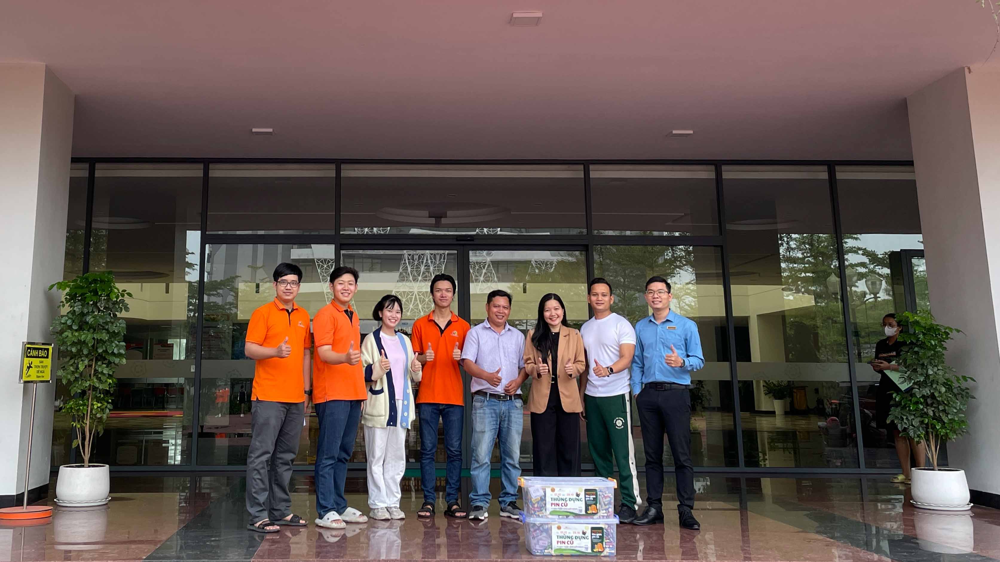 Nhóm sinh viên Đại học FPT Cần Thơ thực hiện dự án thu gom pin cũ bảo vệ môi trường