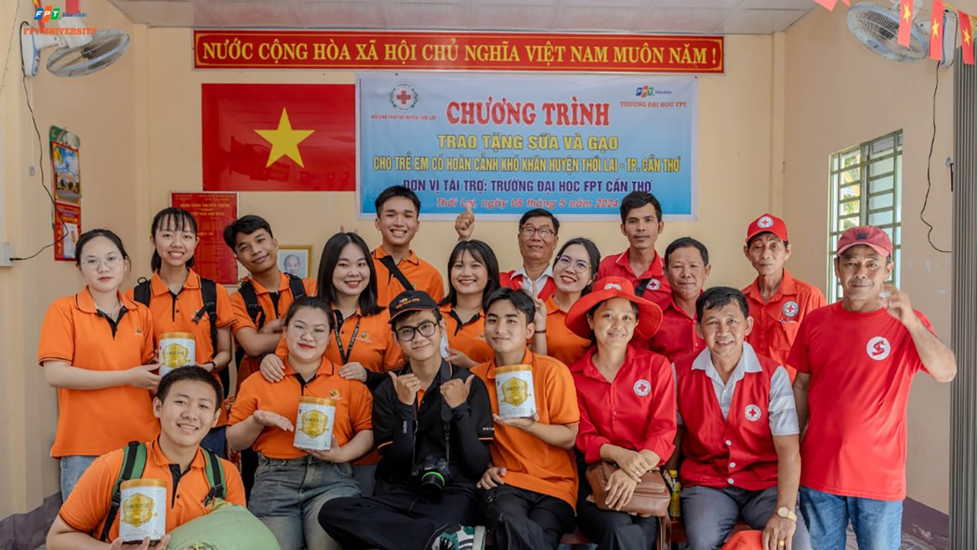 Sinh viên Đại học FPT Cần Thơ trao tặng 300 phần sữa, gạo cho trẻ em khó khăn