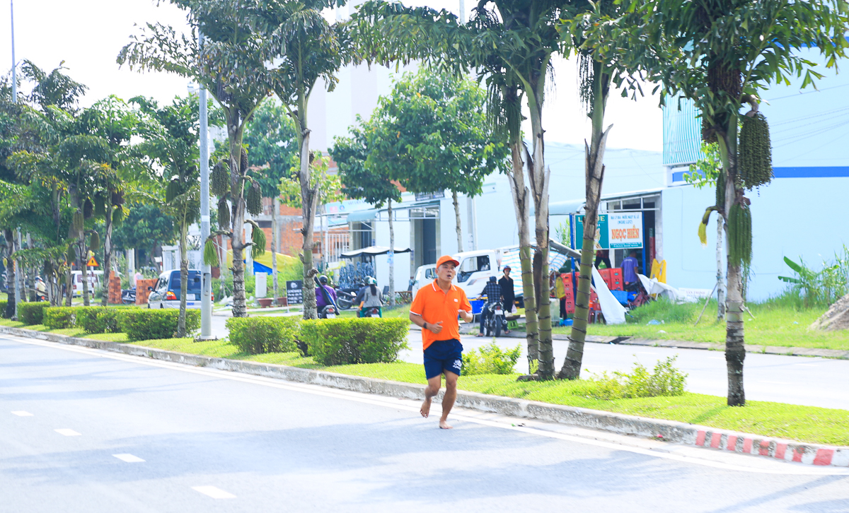  Các runner bắt đầu hành trình chinh phục quãng đường 3,1 km từ sân ĐH FPT Cần Thơ đến cầu Rau Răm và vòng ngược lại để về đích tại điểm xuất phát.