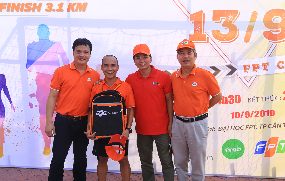  Anh Lê Tấn Thành - Giám đốc chi nhánh Bến Tre về Nhì và nhận phần thưởng là balo FPT Truyền hình từ CEO Nguyễn Văn Khoa. Anh Thành là runner đã chinh phục nhiều giải Marathon lớn.