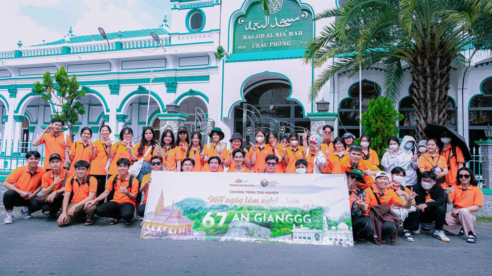 Sinh viên Đại học FPT Cần Thơ trải nghiệm văn hoá Chăm trong Chương trình Trải nghiệm tại An Giang